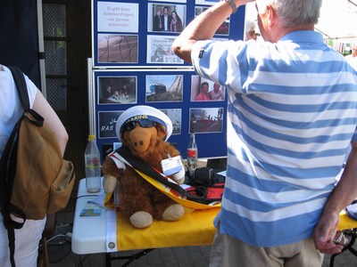 Beliebtes Fotomotiv am Infostand: Ein Alf mit Marinemütze und Deutschlandschal