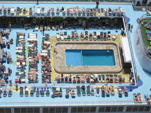 Deck eines Kreuzfahrtschiffes in Barcelona (Spanien)