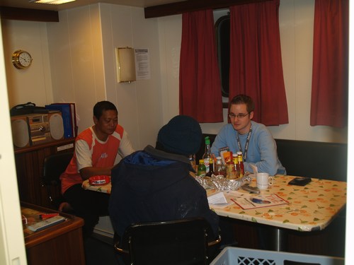 Der FSJ-ler Tim Oelze spricht an Bord mit Seeleuten Der FSJ-ler Tim Oelze spricht an Bord mit Seeleuten