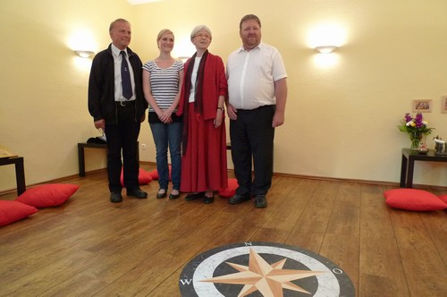 Die ehemalige Bisch�fin und Pastorin Maria Jepsen und das Team der Seemannsmission Brunsb�ttel im Andachtsraum
