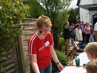 Die FSJ-lerin Mirka Seifert hinter einem Stand beim Sommerfest der Seemannsmission