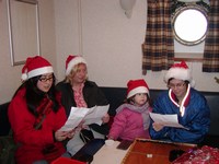 Ehrenamtliche besuchen Seeleute zu Weihnachten an Bord und bringen ihnen Geschenke mit