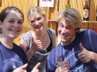 Gute Stimmung auf dem Weinstand beim Sommerfest