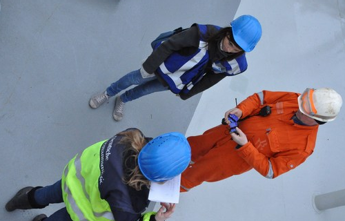 Maike Puchert und Tatjana Bauer erhalten von der Gangway-Wache einen Besucherausweis (drikje&copy;)