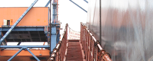 Gangway eines 300m langen Kohleschiffs im Elbehafen Brunsb&uuml;ttel