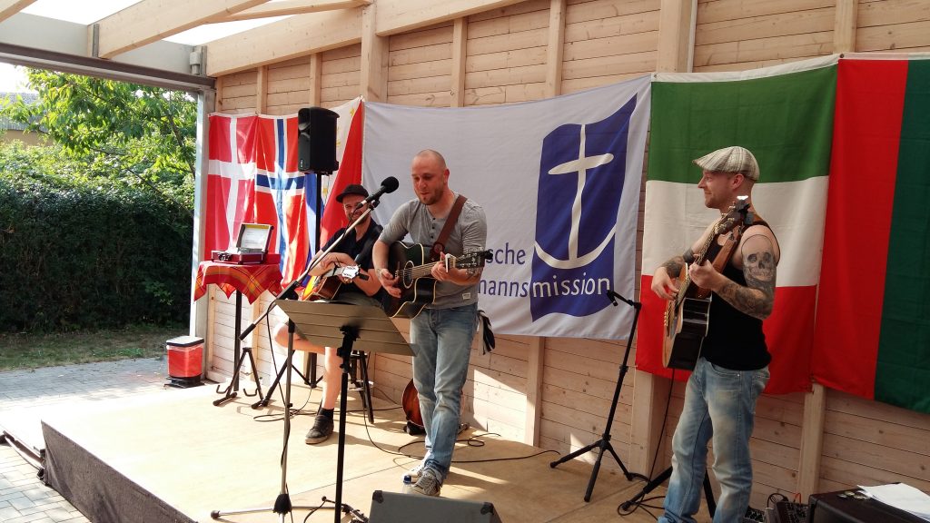 Die Band Marno Howald aus Bremen bei ihrem Auftritt bei der Künstlerbörsein der Seemannsmission.