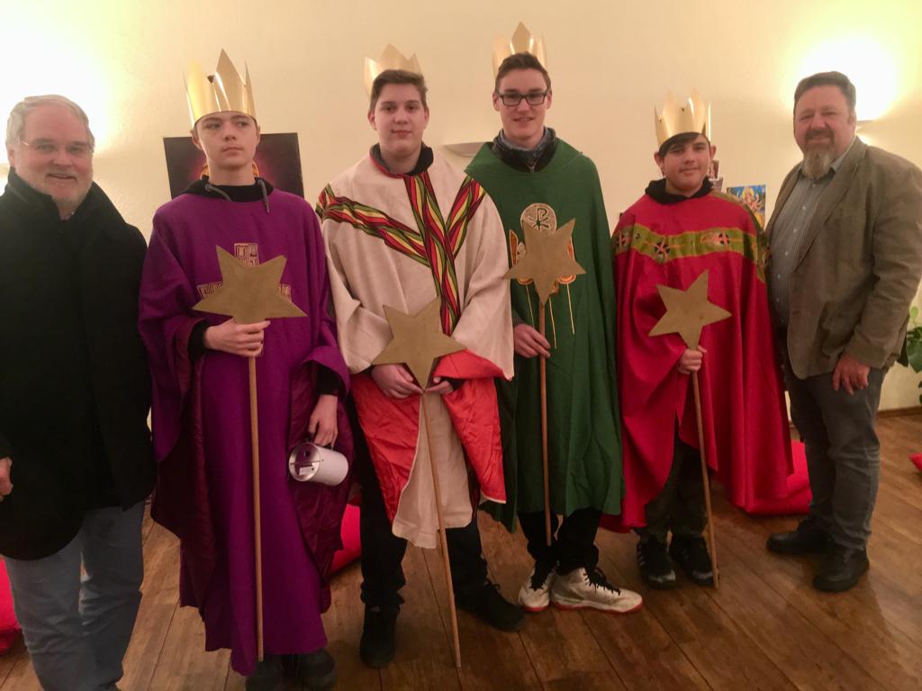 Vier junge Sternsinger überbringen Segenswünsche.